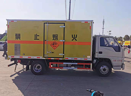 五原爆破器材运输车工人安全操作规范与智能技术保障